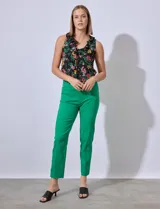 Pantalón de vestir verde esmeralda, de corte recto, con bolsillos laterales y traseros.