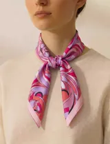 Pañuelo cuadrado de satén con estampado abstracto de formas curvas en tonos fucsia, rosa, violeta y negro.