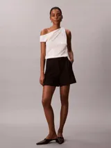 Short negro de Calvin Klein confeccionado en poliéster, con bolsillos laterales, pinzas delanteras y corte regular.