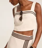 Blusa cropped de viscosa y lino color crudo, con breteles anchos, escote cuadrado y detalle de rayas horizontales en el busto.