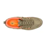 Championes Caterpillar modelo Crail Sport Low, color verde oliva con detalles en naranja vibrante. Confeccionados en una combinación de gamuza y nailon, cuentan con entresuela de EVA liviana y suela de goma resistente para mayor tracción.