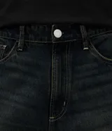 Pantalón de jean Blue Steel con corte super baggy, de tiro alto y pierna ancha. Presenta un lavado azul oscuro con efecto dirty y estonado, además de detalles destroyed y rasgos localizados en las rodillas y muslos.