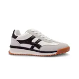 Championes deportivos de estilo urbano, con diseño en combinación de colores blanco, gris y negro. Presentan detalles en cuero sintético, cordones al tono y una suela dentada de goma en color caramelo que aporta un contraste distintivo.