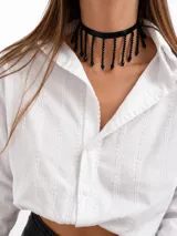 Gargantilla tipo choker de cinta negra con tiras colgantes de cuentas facetadas en el mismo tono.