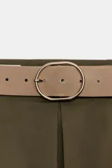 Falda pantalón de tiro medio en color verde militar, con diseño de pliegue delantero y cierre lateral con cremallera oculta. Incluye un cinturón ancho en tono tostado con hebilla metálica ovalada.