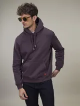 Buzo con capucha de algodón, color bordó, con bolsillo tipo canguro frontal, puños y ruedo acanalados y cordones ajustables en el cuello.