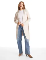 Chaqueta de punto color beige con frente abierto, cuello con solapa, mangas largas y bolsillos frontales. Incluye un lazo para ajustar en la cintura.