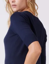 Buzo de tejido fino en color azul marino, con cuello redondo y mangas cortas con puños acanalados.