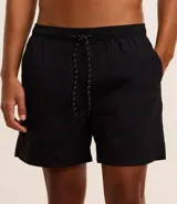 Bermuda básica masculina de microfibra en color negro, con cintura elástica ajustable mediante cordón y bolsillos laterales.