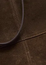 Bolso tipo shopper de piel de serraje, color marrón oscuro, con dos asas de hombro y cierre de botón magnético.