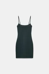 Vestido corto negro de corte ajustado, con escote recto y tirantes finos ajustables.