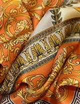 Pañuelo cuadrado de satén negro con estampado de estilo barroco en dorado y blanco.