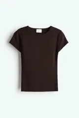 Remera corta de punto fino suave, color marrón, de corte entallado con cuello redondo ribeteado y mangas cortas.