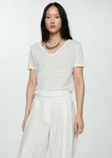 Camiseta blanca de lino, con cuello en V y mangas cortas, de corte recto y ligero.