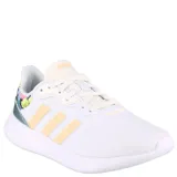 Championes deportivos Adidas modelo QT Racer 3.0, color blanco con detalles en naranja pastel y refuerzo metalizado en el talón con estampado floral.