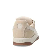 Championes urbanos Puma Park Luna SD, color beige arena, confeccionados en gamuza con detalles en cuero sintético blanco y suela de goma color caramelo.