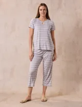 Conjunto de pijama estampado marca René Rofé, compuesto por remera de manga corta con escote redondo y botón, y pantalón capri con cintura elastizada.