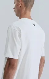 Remera de manga corta y cuello redondo, color blanco, con calce regular y un recorte sutil en la espalda.