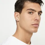 Piercing de plata con forma de calavera.