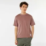 Remera color marrón topo de corte recto y cuello redondo.