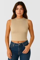 Top blanco de viscosa con cuello alto y corte entallado.