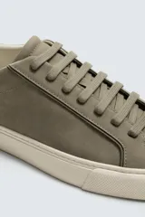 Zapatilla de cordones color negro con parte superior lisa, horma redonda y forro interior a contraste. Suela de goma color crema con ligera textura y detalle en el talón color crema.