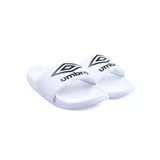 Ojotas tipo slide Umbro, color negro con el logo de la marca estampado en blanco en la banda superior. Poseen plantilla de espuma EVA para mayor amortiguación.