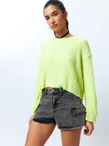 Short negro de jean con bolsillos cargo y terminación desflecada.