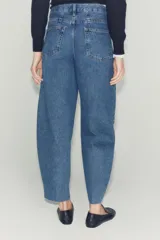 Jeans de tiro alto ZW Collection, color negro con efecto deslavado, corte tapered y diseño bombacho con raya planchada al frente.