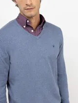 Jersey de hombre con cuello en pico, confeccionado en mezcla de algodón y cashmere. Presenta un diseño liso con logo bordado en el pecho y coderas de antelina a tono.