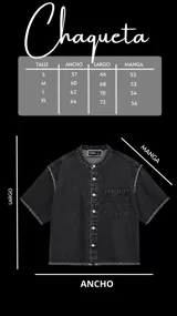Chaqueta de denim negro con lavado ácido, cuello mao, mangas cortas, cierre frontal con botones metálicos y un bolsillo aplicado en el pecho. Presenta detalles de terminaciones desflecadas en el cuello, mangas y ruedo.
