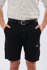 Bermuda cargo de gabardina en color gris oscuro, corte recto, con bolsillos laterales con solapa y cierre de botones y cremallera.