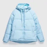 Campera puffer color celeste, con capucha integrada, cierre frontal y bolsillos laterales. Diseño acolchado con cordones ajustables en la capucha.