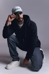 Campera deportiva de color azul marino con cierre frontal completo, capucha con cordones ajustables y puños acanalados.