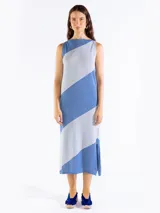 Vestido midi de punto sin mangas con diseño de rayas diagonales bicolor en tonos azul y celeste, escote bote y aberturas laterales en el dobladillo.