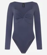 Body marrón de manga larga con escote en V y busto torcido, confeccionado en microfibra.