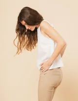 Musculosa blanca de lino con escote redondo y corte a la cadera.