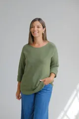 Sweater de tejido de punto color verde seco, con escote redondo y mangas tres cuartos con dobladillo.