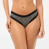 Pack de tres tangas de microfibra, con detalles de encaje negro en la cintura y los bordes. Incluye una tanga lisa en color negro y dos tangas con estampado animal print en tonos marrones y beige.
