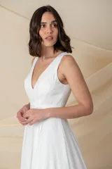 Vestido largo blanco de gasa, con corsé armado y falda con caída desde debajo del busto.