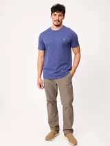 Remera de manga corta color azul, con cuello redondo y diseño clásico, confeccionada con un pequeño logo bordado en el pecho.