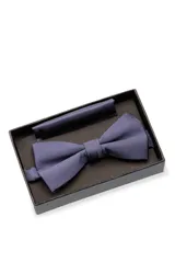 Moña con pañuelo color naranja con diseño de rayas diagonales.