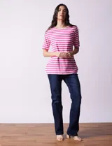 Remera de algodón a rayas horizontales blancas y negras, con cuello redondo y mangas cortas con aberturas entrelazadas.