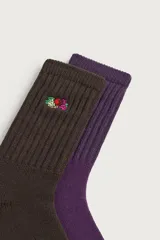 Pack de dos pares de calcetines de tejido acanalado, uno en color marrón oscuro y otro en violeta, con detalle de bordado gráfico de frutas en el lateral superior.