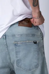 Bermuda de jean azul con corte regular, cinco bolsillos y cierre frontal con botón y cremallera.