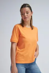Camiseta de manga corta color naranja, con cuello redondo y puños en las mangas.