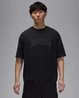 Remera negra de algodón de corte holgado con la palabra "JORDAN" estampada en el pecho en relieve tono sobre tono.