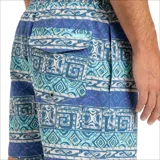 Short de baño para hombre, color azul con estampado tribal en tonos turquesa, blanco y violeta. Posee cintura elástica con cordón ajustable negro.