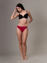 Colaless de microfibra elástica color rojo oscuro, con acabado sin costuras y logotipo de Calvin Klein en relieve en la cintura.