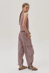 Musculosa color champagne de tejido brillante.